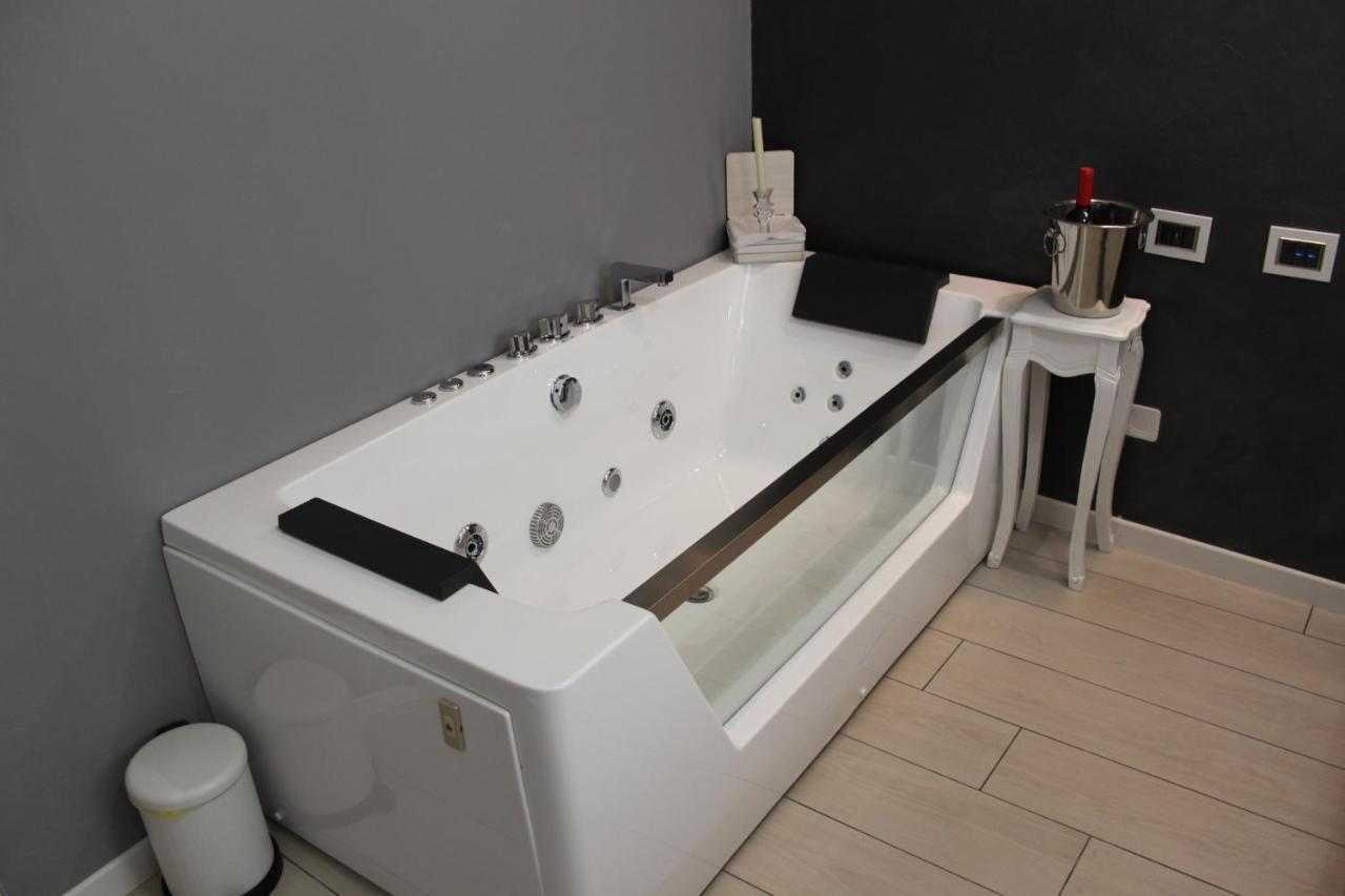 Jacuzzi Apartament By Parmacentro B&B 외부 사진