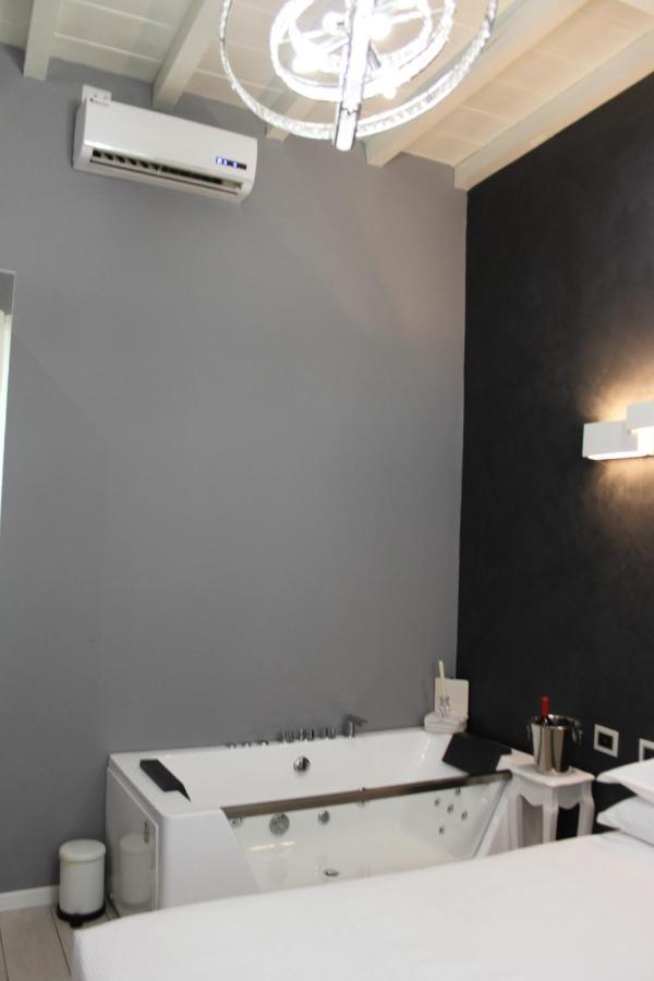 Jacuzzi Apartament By Parmacentro B&B 외부 사진