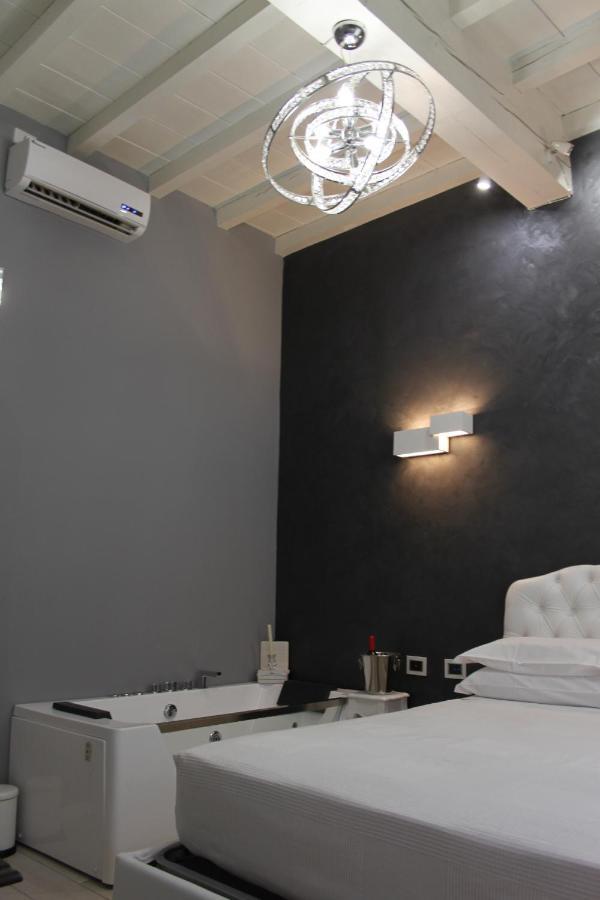 Jacuzzi Apartament By Parmacentro B&B 외부 사진